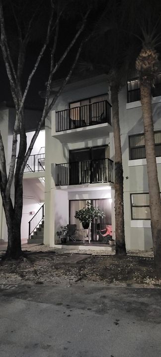 Active With Contract: $2,200 (2 beds, 1 baths, 848 Square Feet)