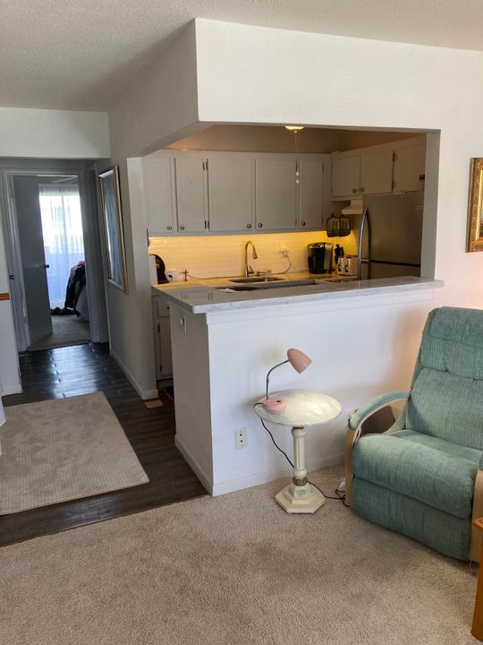 For Rent: $1,425 (1 beds, 1 baths, 700 Square Feet)