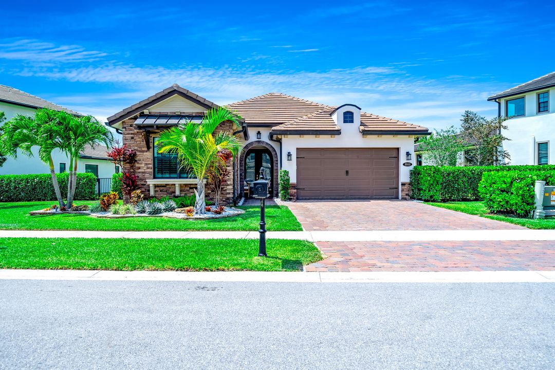 最近售出: $1,100,000 (3 贝兹, 2 浴室, 2100 平方英尺)