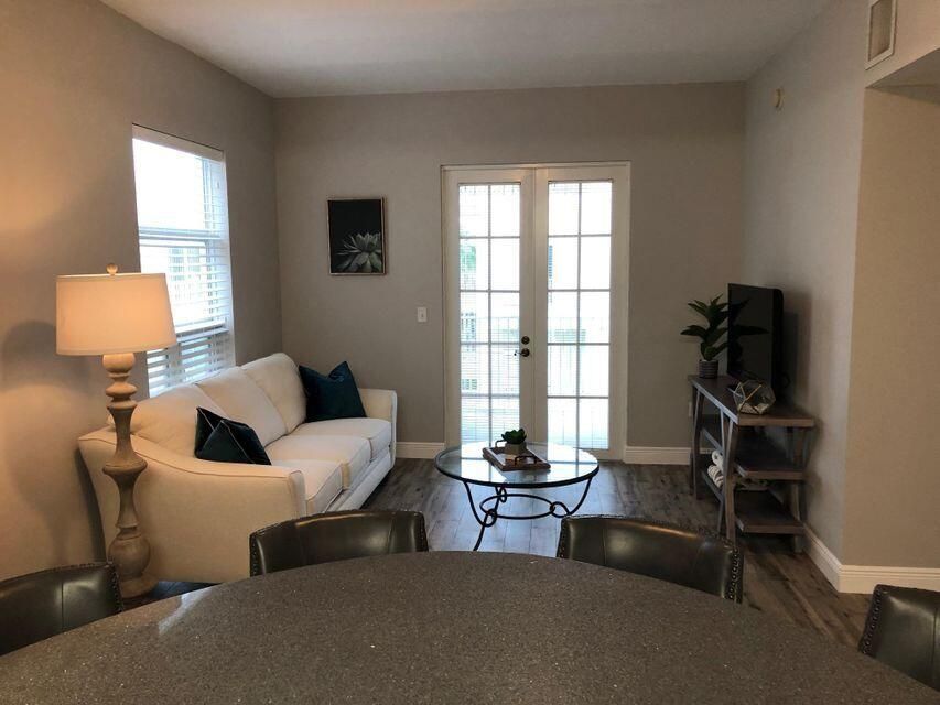 Active With Contract: $2,500 (1 beds, 1 baths, 719 Square Feet)