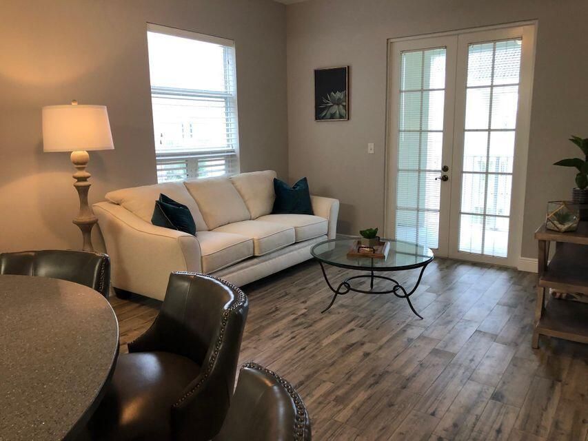 Active With Contract: $2,500 (1 beds, 1 baths, 719 Square Feet)