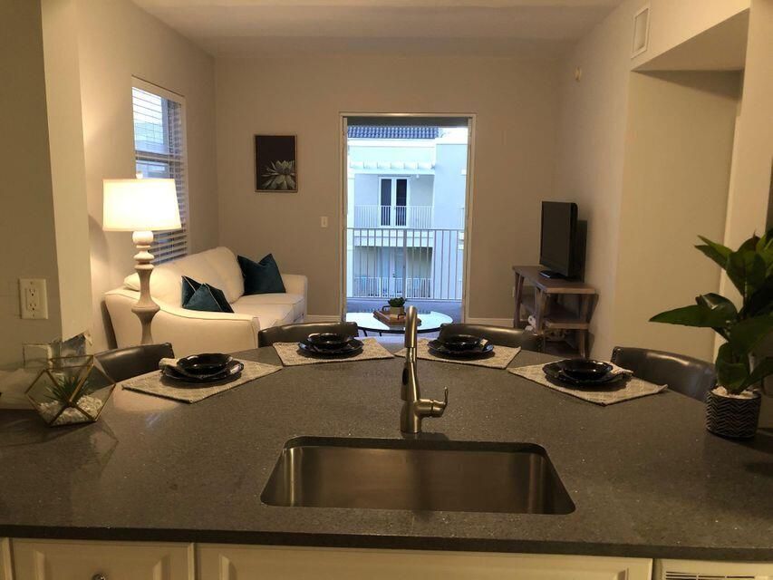 Active With Contract: $2,500 (1 beds, 1 baths, 719 Square Feet)