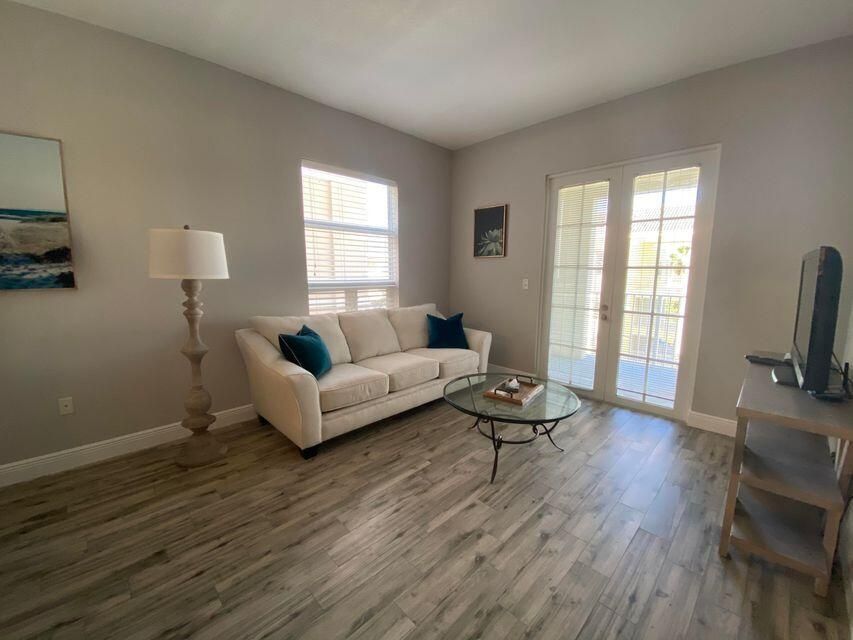 Active With Contract: $2,500 (1 beds, 1 baths, 719 Square Feet)
