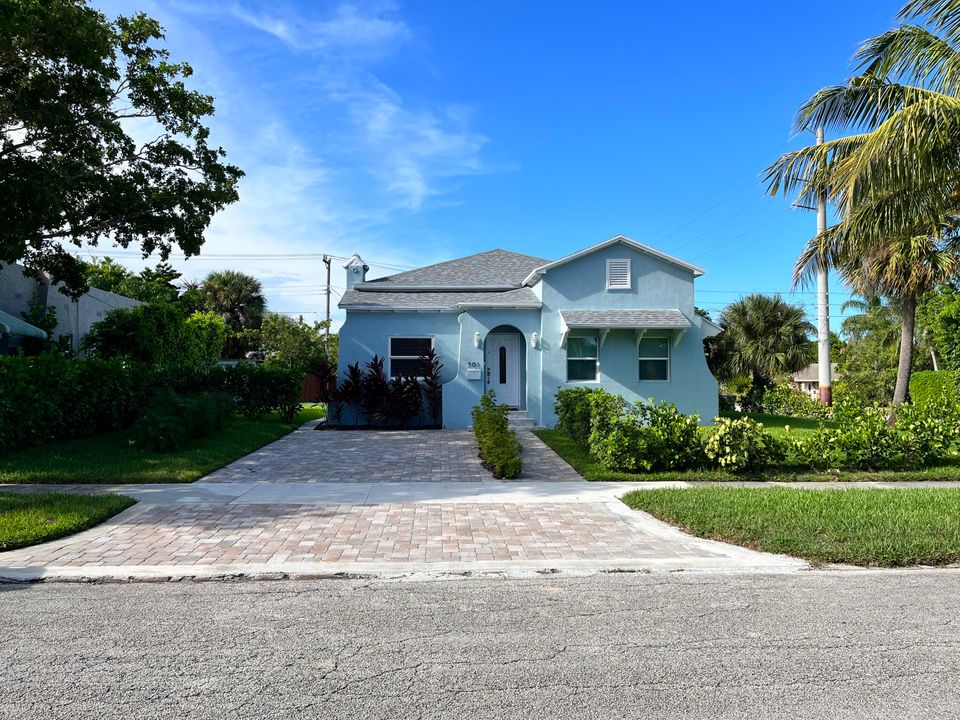 Recently Sold: $550,000 (4 beds, 3 baths, 1726 Square Feet)