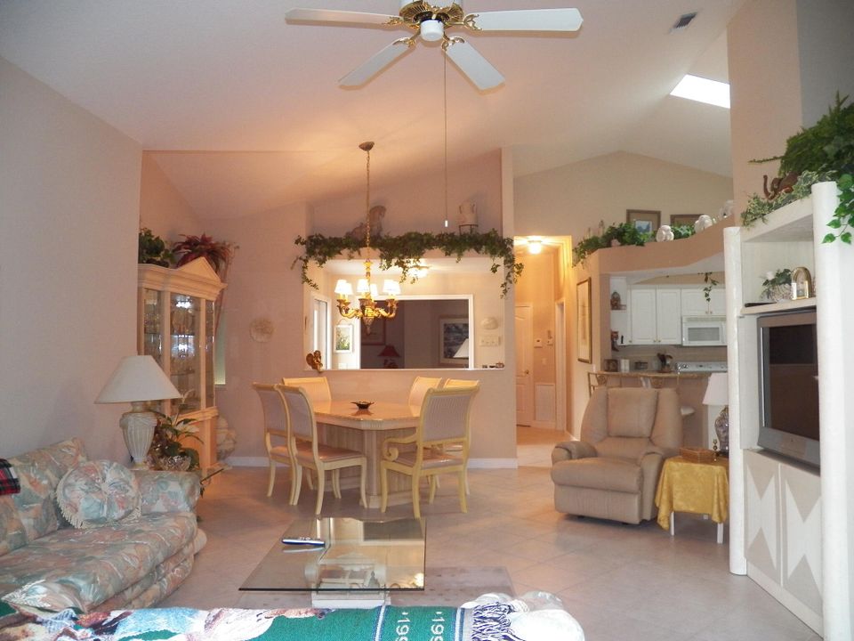 Active With Contract: $4,000 (2 beds, 2 baths, 1488 Square Feet)