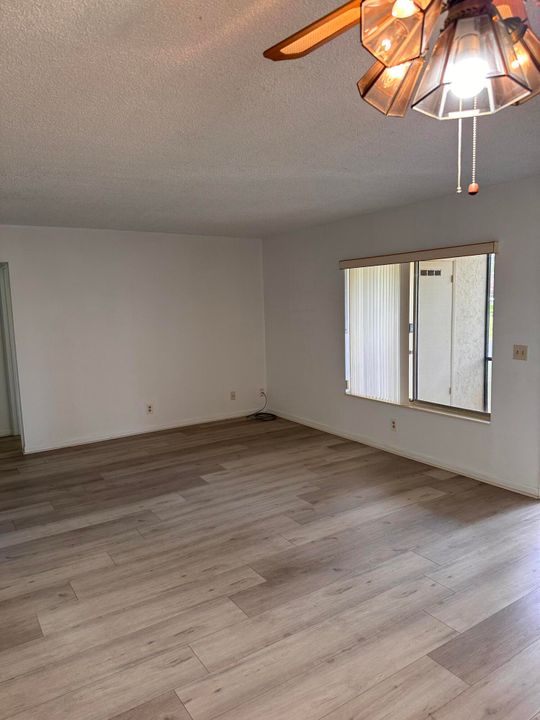 Active With Contract: $1,600 (2 beds, 1 baths, 818 Square Feet)