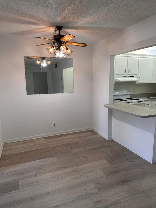 Active With Contract: $1,600 (2 beds, 1 baths, 818 Square Feet)