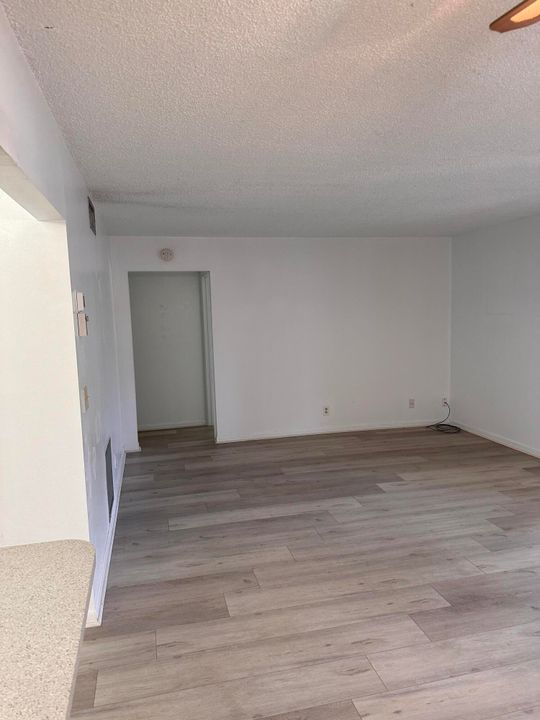 Active With Contract: $1,600 (2 beds, 1 baths, 818 Square Feet)