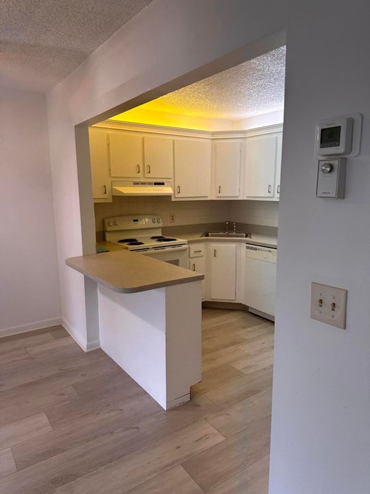 Active With Contract: $1,600 (2 beds, 1 baths, 818 Square Feet)