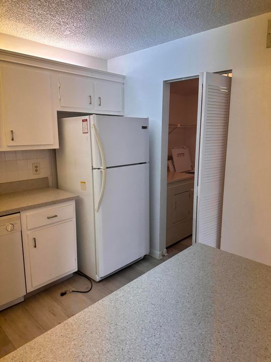 Active With Contract: $1,600 (2 beds, 1 baths, 818 Square Feet)