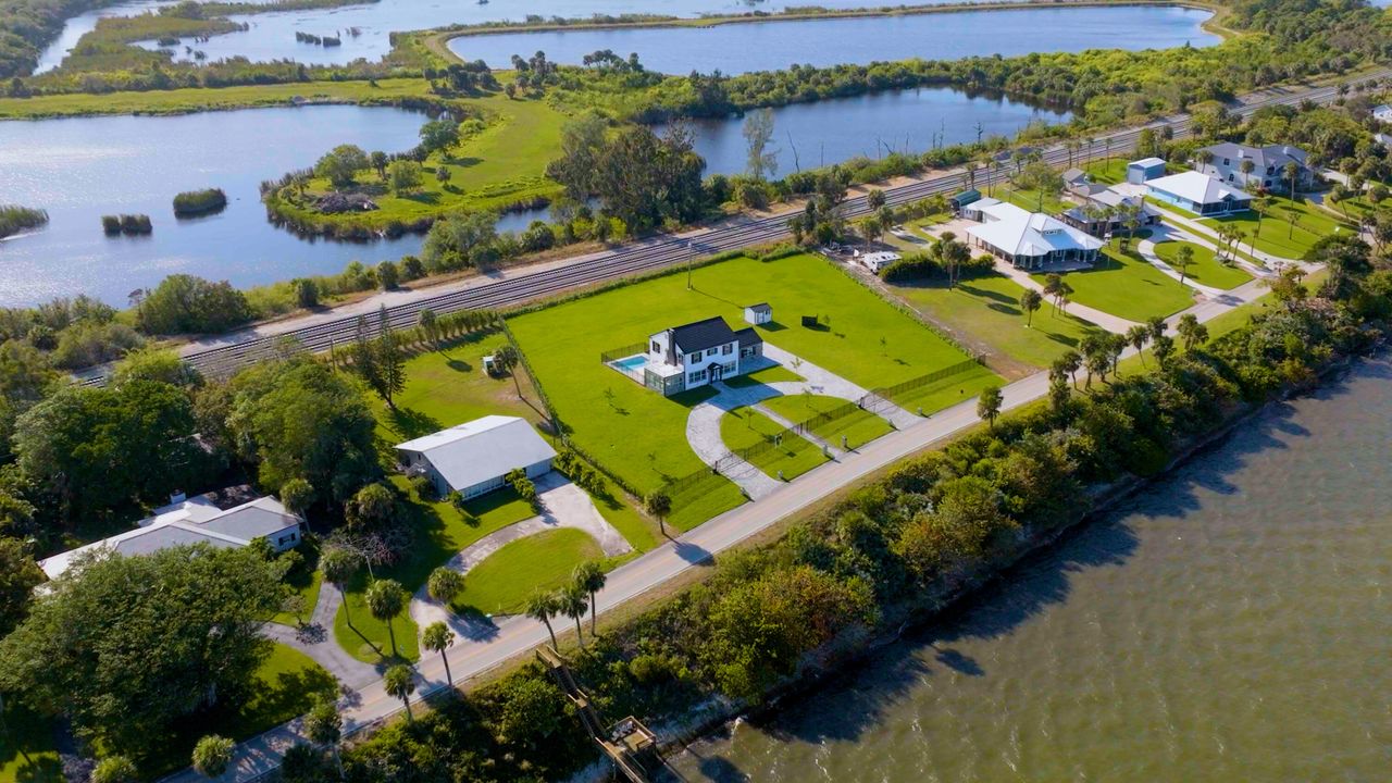 Recently Sold: $3,100,000 (3 beds, 3 baths, 2334 Square Feet)