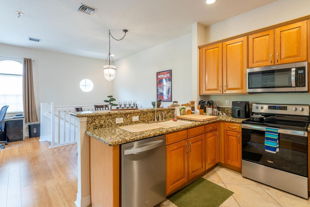Active With Contract: $2,500 (2 beds, 2 baths, 1077 Square Feet)
