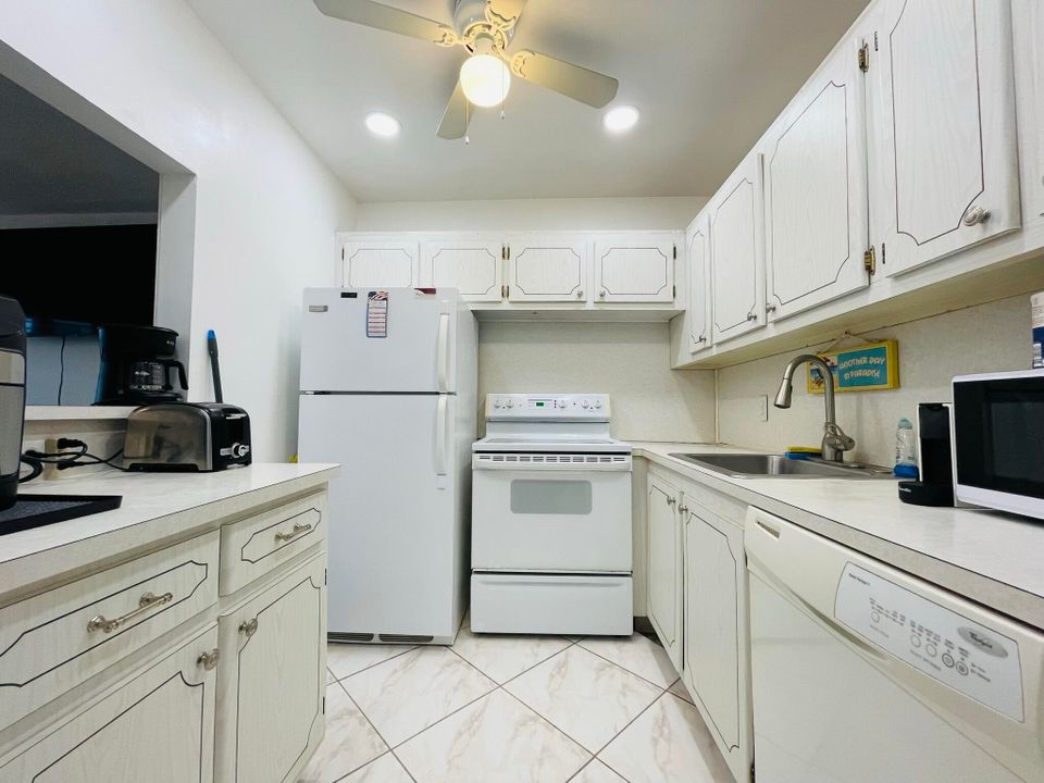 Active With Contract: $99,999 (1 beds, 1 baths, 700 Square Feet)