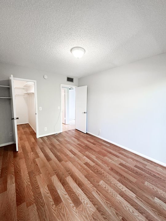 For Sale: $135,777 (2 beds, 1 baths, 840 Square Feet)