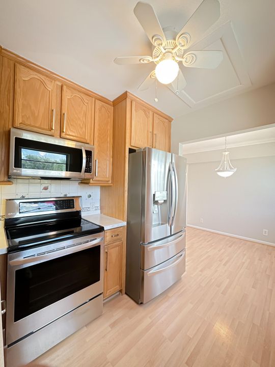 For Sale: $135,777 (2 beds, 1 baths, 840 Square Feet)