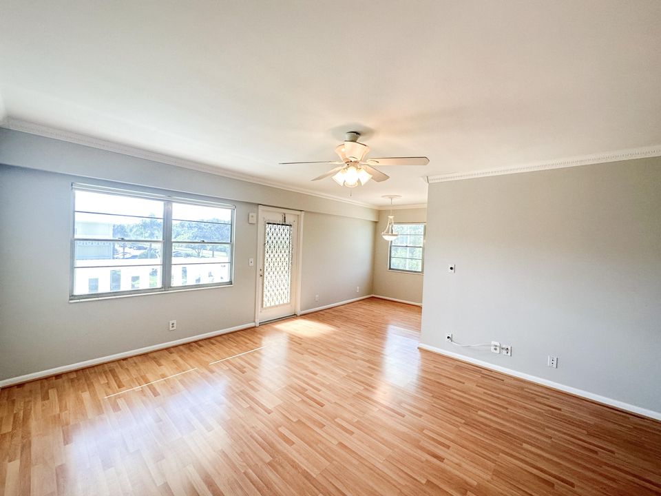 For Sale: $135,777 (2 beds, 1 baths, 840 Square Feet)