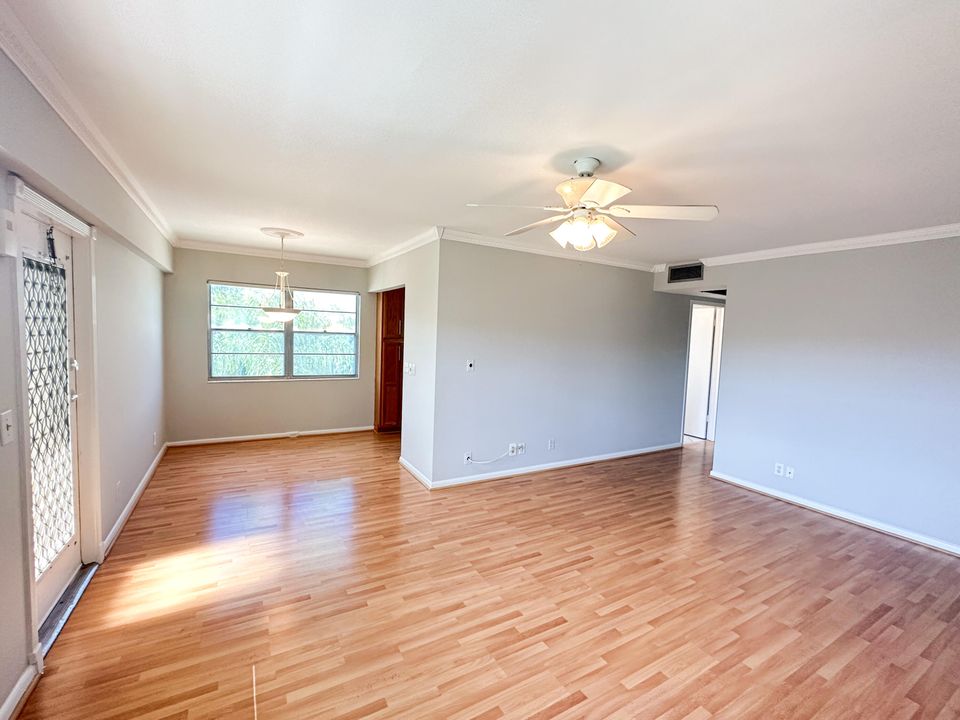 For Sale: $135,777 (2 beds, 1 baths, 840 Square Feet)