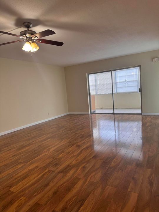 Active With Contract: $174,900 (2 beds, 2 baths, 968 Square Feet)
