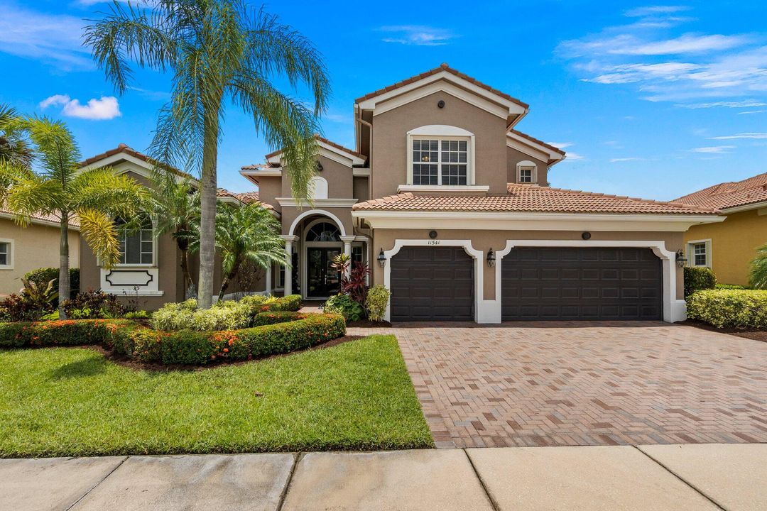 Recently Sold: $925,000 (5 beds, 5 baths, 3921 Square Feet)