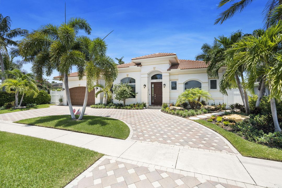 Recently Sold: $2,600,000 (3 beds, 2 baths, 2227 Square Feet)