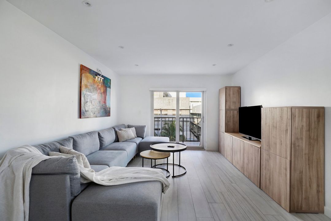 Active With Contract: $599,000 (2 beds, 2 baths, 1015 Square Feet)