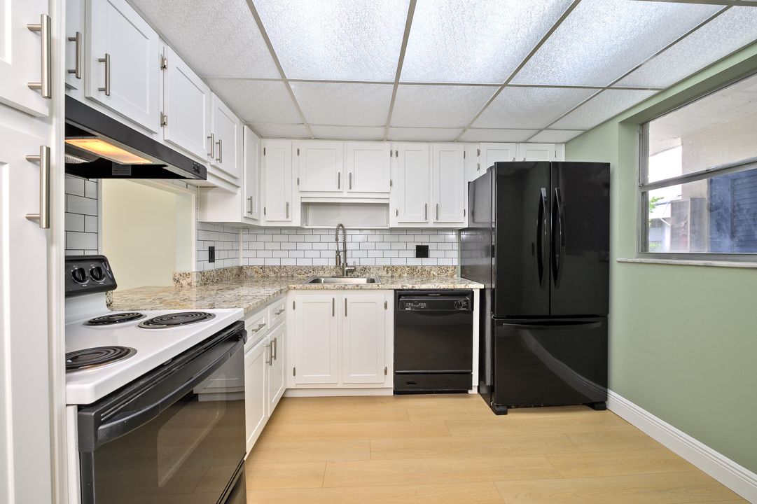 Active With Contract: $195,000 (1 beds, 1 baths, 1060 Square Feet)