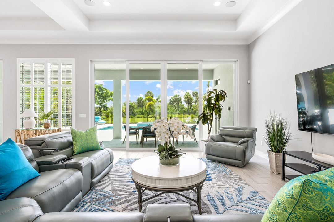 Recently Sold: $2,700,000 (3 beds, 3 baths, 2976 Square Feet)