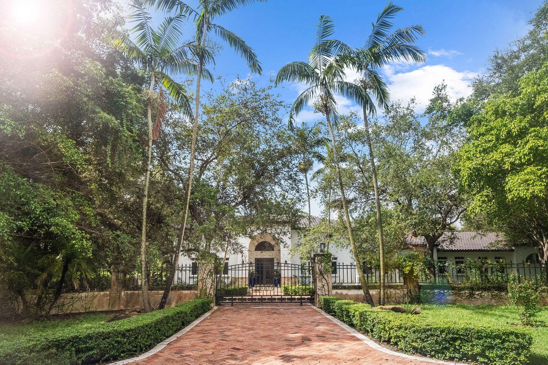 For Sale: $4,899,000 (6 beds, 6 baths, 5972 Square Feet)