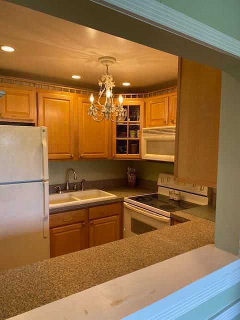 For Sale: $129,500 (1 beds, 1 baths, 719 Square Feet)