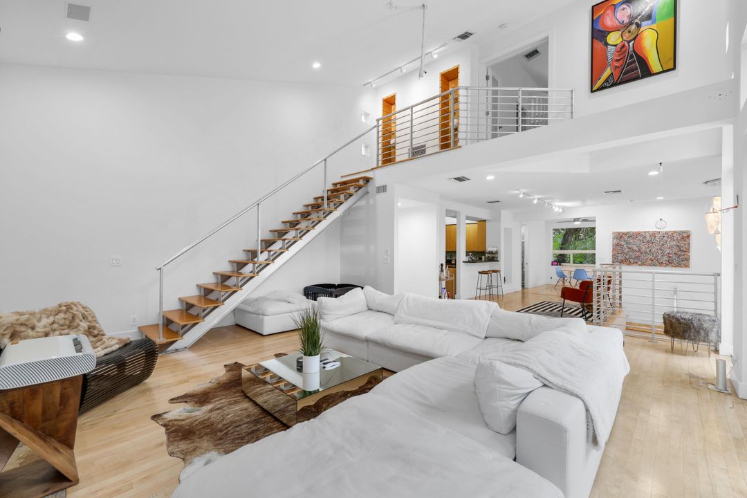 Recently Sold: $2,000,000 (3 beds, 3 baths, 2197 Square Feet)