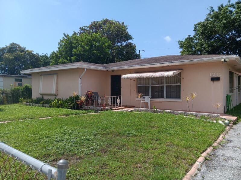 Recently Sold: $220,000 (2 beds, 1 baths, 1488 Square Feet)