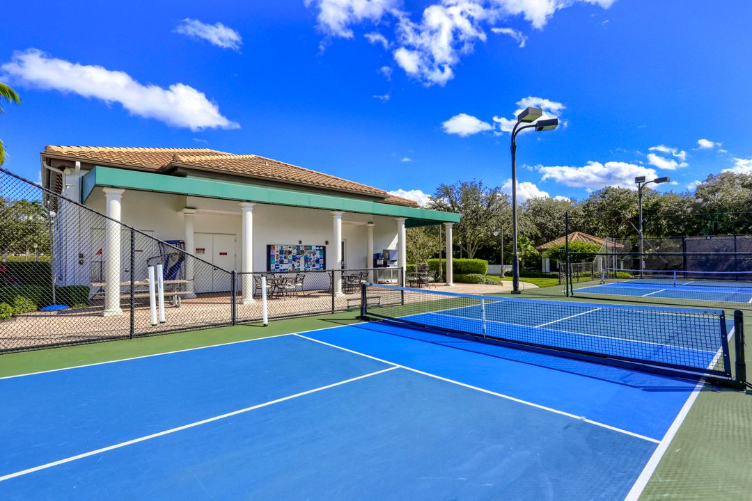 Active With Contract: $1,999,000 (3 beds, 3 baths, 3270 Square Feet)