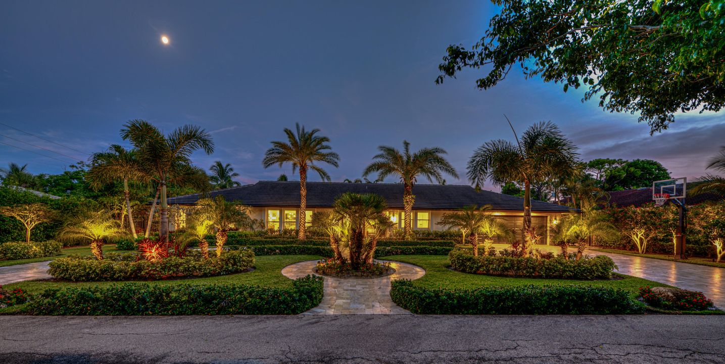 Vendido Recientemente: $2,400,000 (5 camas, 3 baños, 3343 Pies cuadrados)