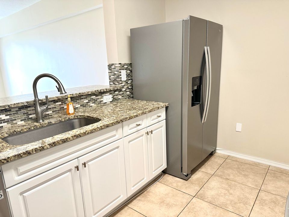 Active With Contract: $2,700 (2 beds, 2 baths, 1008 Square Feet)