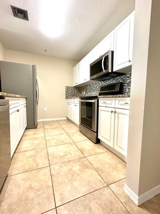 Active With Contract: $2,700 (2 beds, 2 baths, 1008 Square Feet)