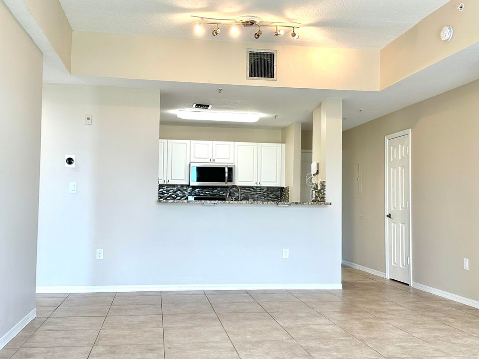 Active With Contract: $2,700 (2 beds, 2 baths, 1008 Square Feet)