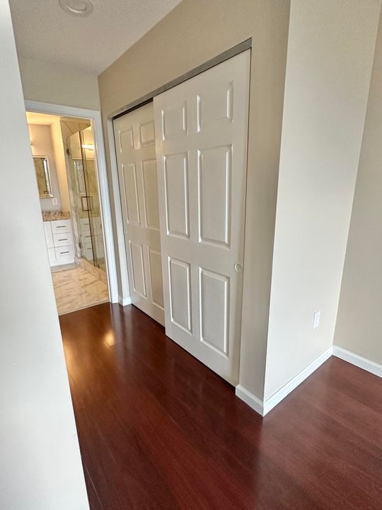 Active With Contract: $2,700 (2 beds, 2 baths, 1008 Square Feet)