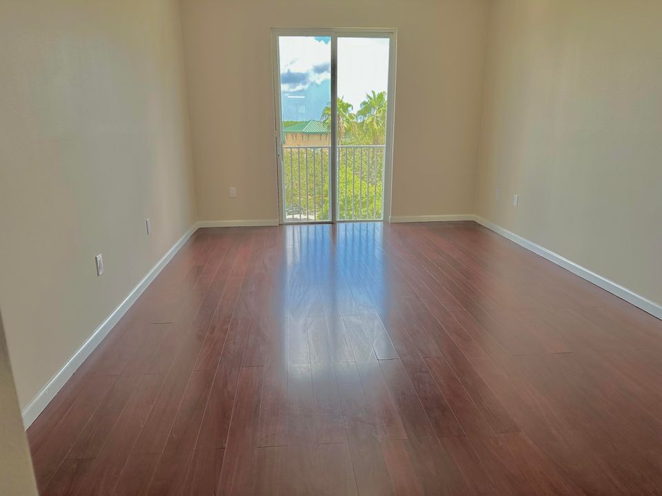 Active With Contract: $2,700 (2 beds, 2 baths, 1008 Square Feet)