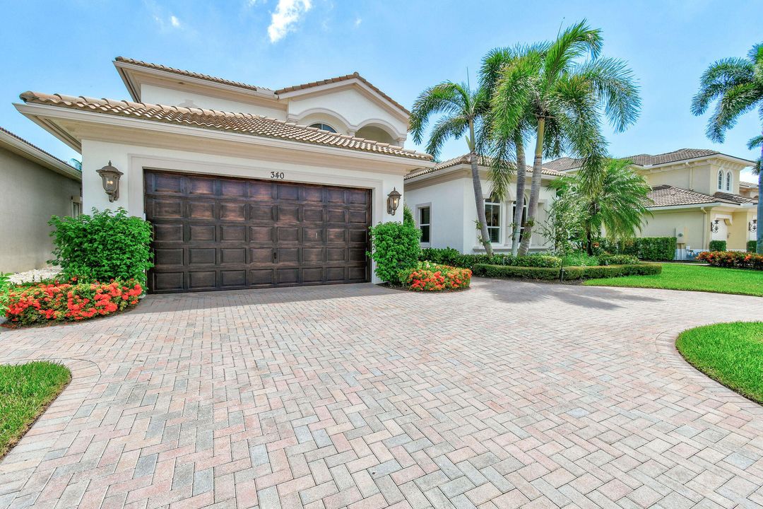 Vendido Recientemente: $3,130,030 (3 camas, 4 baños, 4042 Pies cuadrados)