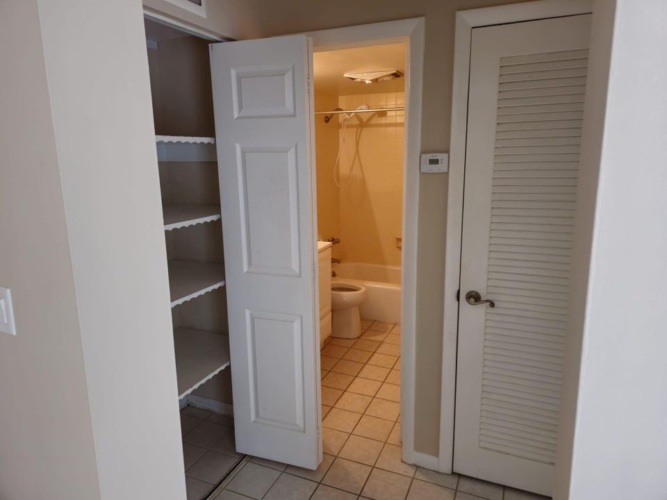 Active With Contract: $1,550 (1 beds, 1 baths, 696 Square Feet)