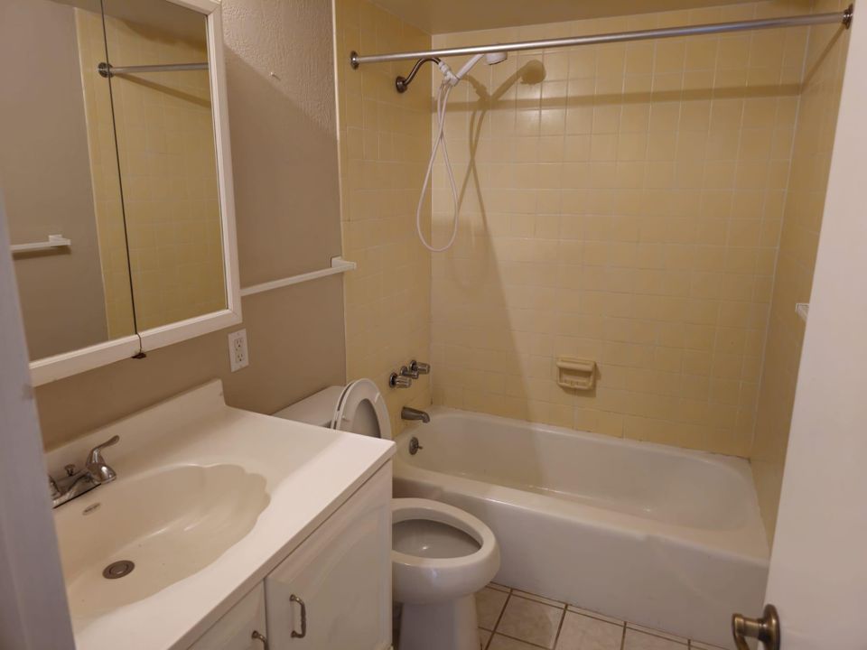 Active With Contract: $1,550 (1 beds, 1 baths, 696 Square Feet)