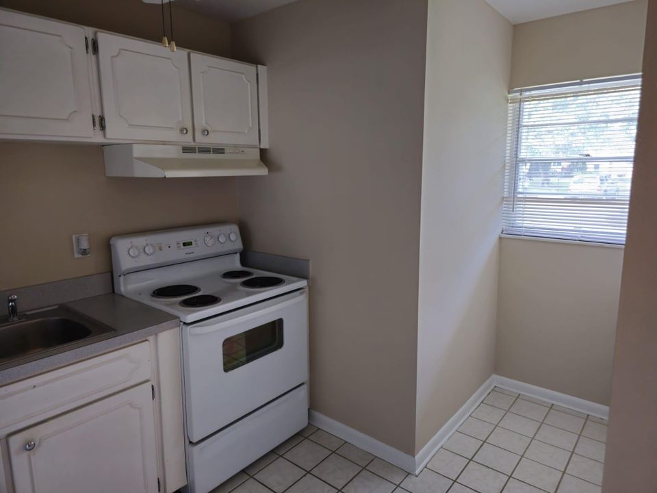 Active With Contract: $1,550 (1 beds, 1 baths, 696 Square Feet)