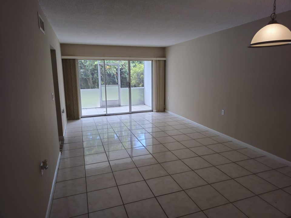 Active With Contract: $1,550 (1 beds, 1 baths, 696 Square Feet)