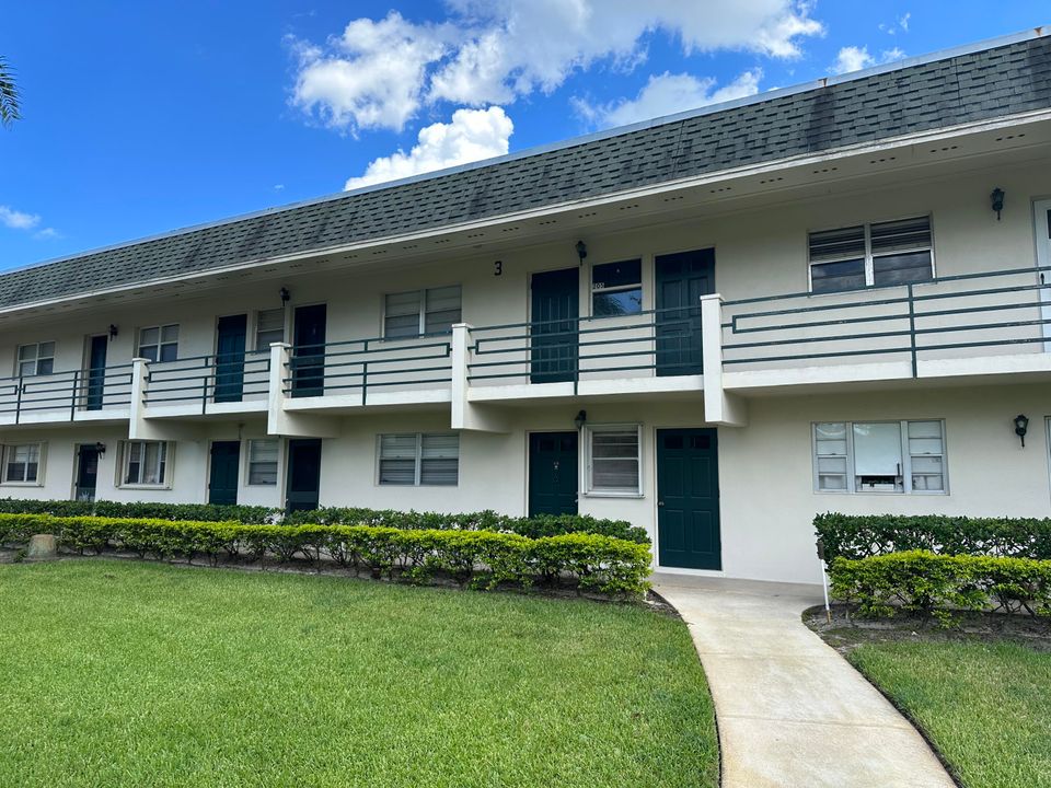 Active With Contract: $1,550 (1 beds, 1 baths, 696 Square Feet)