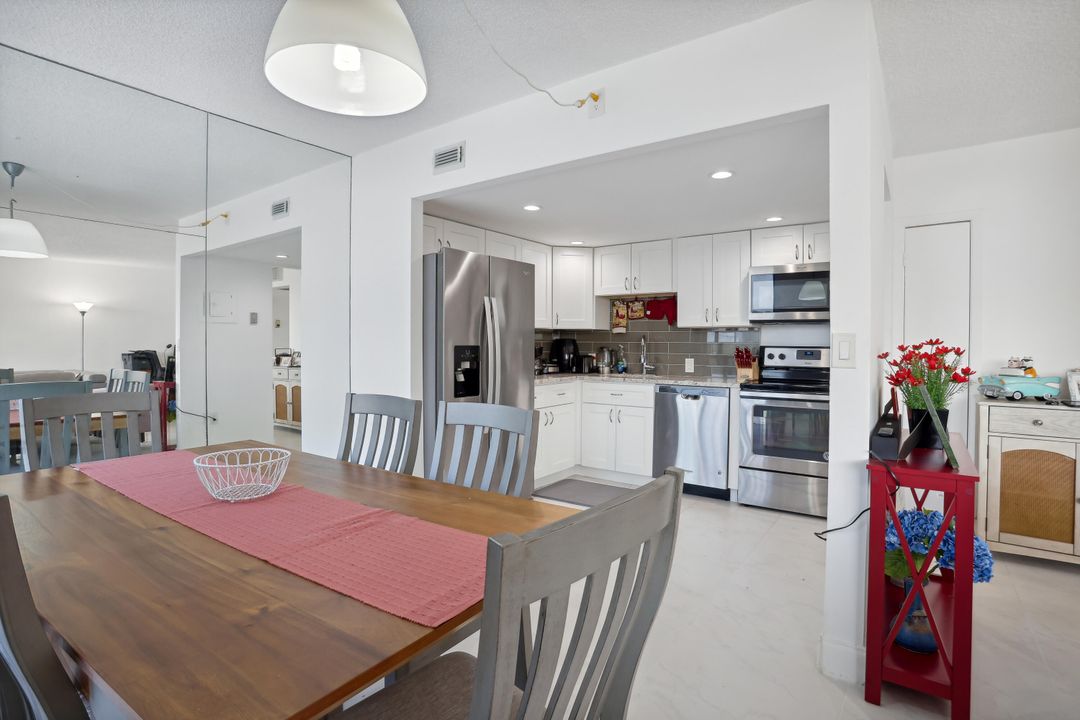 Recently Sold: $290,000 (1 beds, 1 baths, 1038 Square Feet)