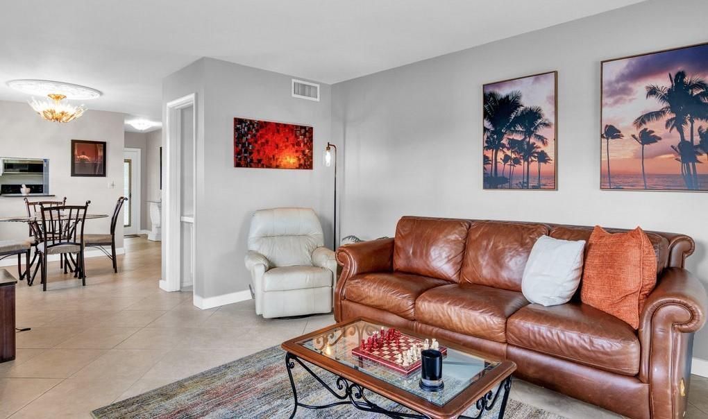 Active With Contract: $1,400 (2 beds, 2 baths, 1000 Square Feet)