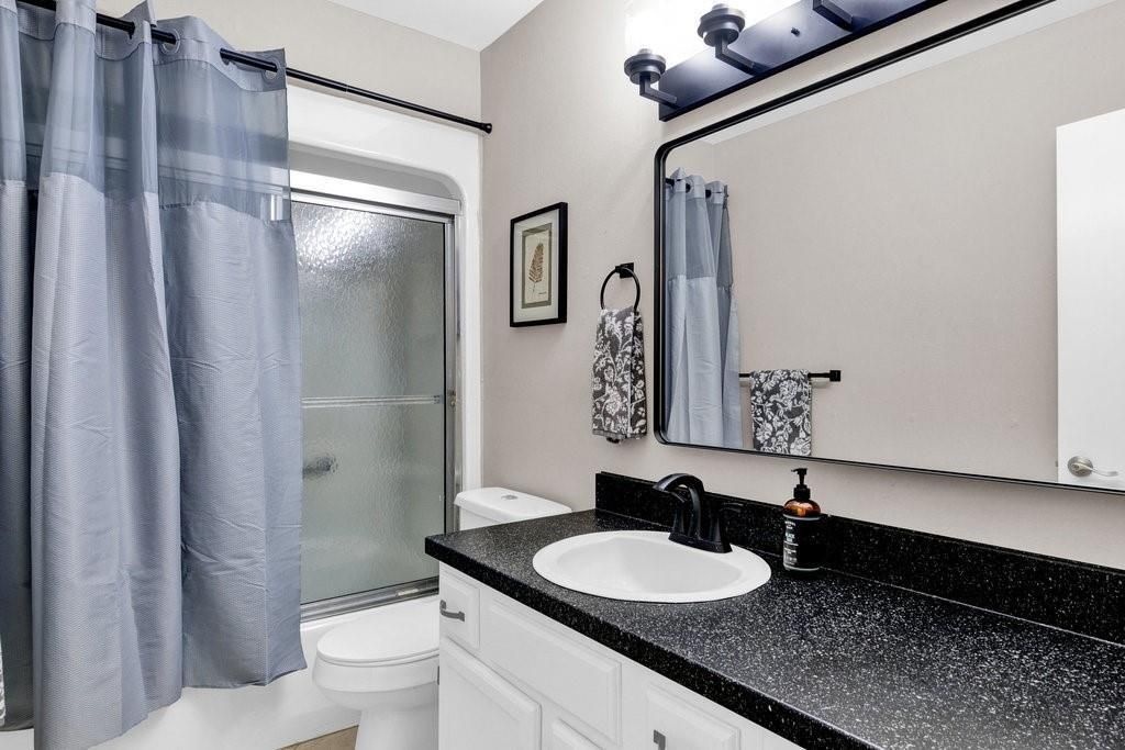 Active With Contract: $1,400 (2 beds, 2 baths, 1000 Square Feet)