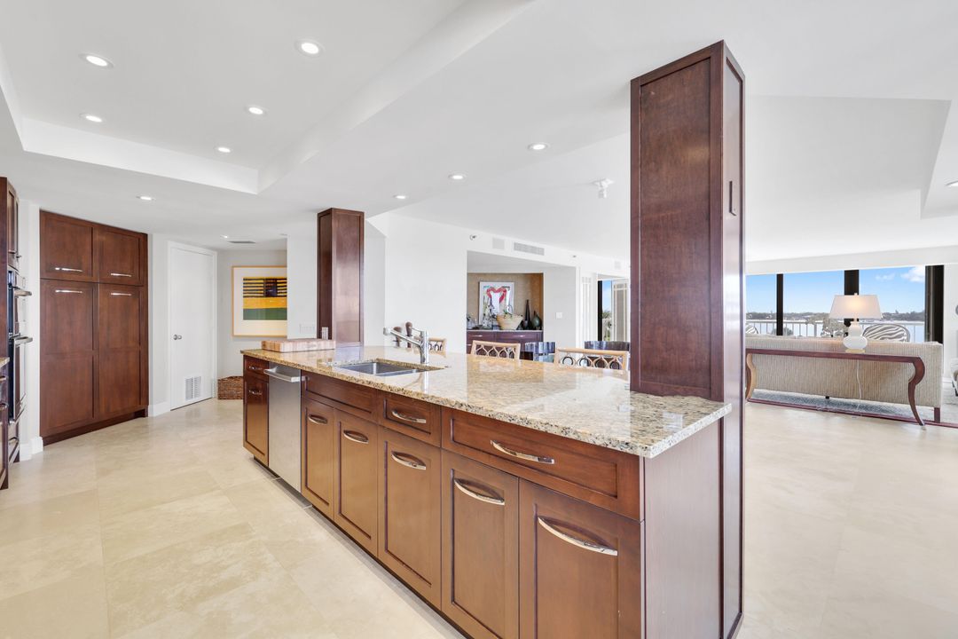 Active With Contract: $3,500,000 (3 beds, 3 baths, 2950 Square Feet)