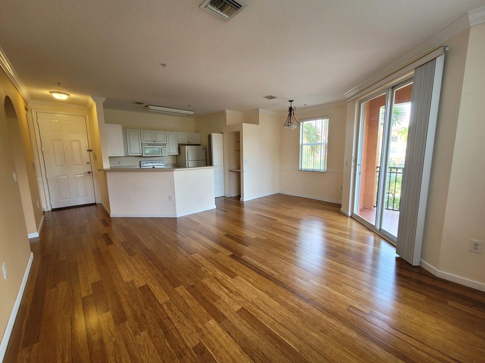 Recently Rented: $2,000 (1 beds, 1 baths, 723 Square Feet)