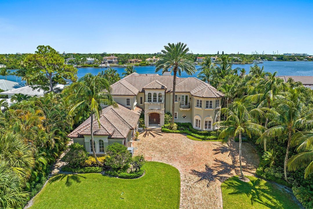 Recently Sold: $7,495,000 (5 beds, 6 baths, 7399 Square Feet)
